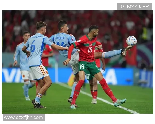 沉浸式手机屏保设计展现绿茵场上足球球星的激情瞬间